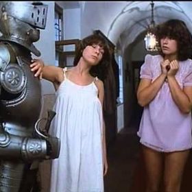 Katka bude opět trávit prázdniny na hradě Krabonoši, kde jsou její oba rodiče kastelány. 