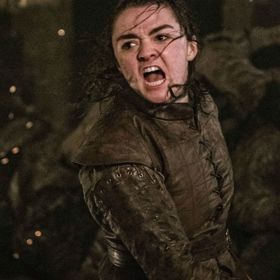 Maisie Williams, která si zahrála seriálovou postavu Aryu Stark, bylo v době natáčení prvních dílů teprve dvanáct let.