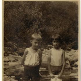 Primo Levi byl italský židovský chemik a spisovatel, jehož nejproslavenější dílo Je-li toto člověk je autobiografickou výpovědí o jeho věznění v koncentračním táboře Auschwitz.