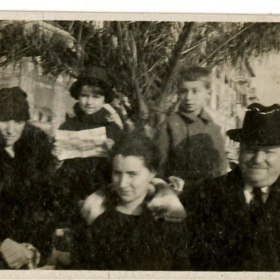  Odtud byl deportován do pracovního tábora Osvětim-Monowitz, kde pracoval v průmyslovém komplexu Buna, který byl součástí IG Farben.