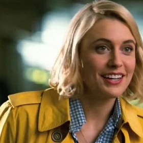 V té době ale Arthur potká Naomi, chudou dívku, která se stará o sebe a otce.