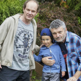 Jedna epizoda je zpravidla tvořena třídenním příběhem každé z dějových linek. Tyto jsou pak rozepisovány do tzv. scénosledu pro jednotlivé díly. Ve scénosledu jsou sepsány postavy, scény a prostředí děje.