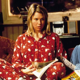 (Bridget Jones se rozhoduje se mezi sexy kalhotkami a stahovačkami.) „Hm, mám hrozné dilema. Jestli nějakým zázrakem opravdu skončím v cizí posteli, tyhle budou v rozhodující chvíli vypadat nejlíp, ovšem s těmihle mám větší šanci, že ta rozhodující chvíle opravdu přijde.“