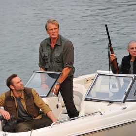 Jenomže když dorazí k jeskyni nebezpečného tvora...