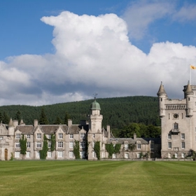 Balmoral - skotský domov královské rodiny. Když v roce 1901 zemřela královna Viktorie, podle podmínek poslední vůle Balmoral získal král Edward VII. a po něm ho dědili jeho potomci. Dnes je to tak víc než jen oblíbený domov několika generací královské rodiny. 

