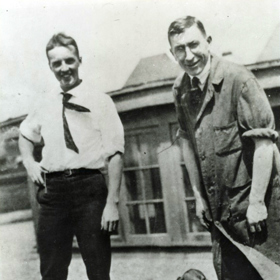 O izolaci a podávání inzulinu se zasloužili dva kanadští vědci Frederick Banting a jeho asistent Charles Bestov, kteří zkusili nejprve vyléčit psa bez slinivky. Když se jim to povedlo, podali lék nemocnému chlapci v Torontu. Tomu se ulevilo a mohl být propuštěn z nemocnice.