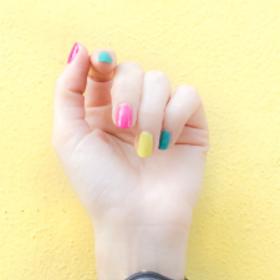 Nebojte se vyjít z davu třeba barevnou manikúrou. 