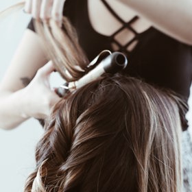 Vysoušení fénem či žehlení je pro vlasy velkou zátěží. Pokud je to možné, nechte je přirozeně uschnout.