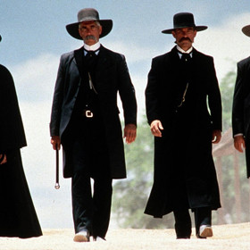 Stane se z něj opilec, krade, přepadává lidi, naučí se zabíjet, dostane se do vězení a jen o vlásek unikne oprátce, protože jeho dědeček za něj složil kauci a nechal ho utéct.