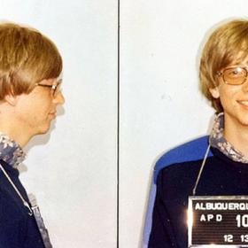Bill Gates se dostal do problémů se zákonem, ve svém životě dokonce třikrát. V roce 1977 jej policie ve městě Albuquerque v Novém Mexiku zatkla za překročení povolené rychlosti. Gates se tehdy ještě jako mladík projížděl po místních silnicích ve svém porsche a evidentně se nechal trochu unést.