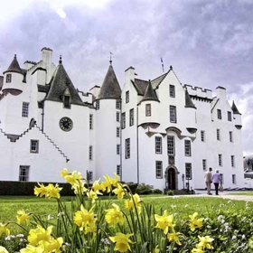 Blair Castle - K zámku patří velkolepá devítiakrová zahrada, která byla nedávno restaurovaná do původní georgiánské podoby. Je plná ovocných stromů, zeleniny, jednu z dominant tvoří čínský most, gotická věž a sochy pocházející z 18. století.