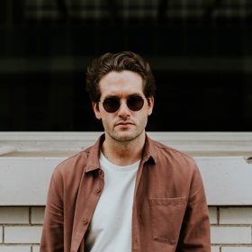 Ačkoliv se v souvislosti s nízkým sebevědomím skloňují zejména ženy, zdaleka nejde o ryze ženskou záležitost. U mužů se však nízké sebevědomí projevuje jinak.