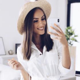 Pokud ještě žádné košilové šaty nemáte, začněte s těmi jednoduchými. Bílou barvou nic nezkazíte, navíc tato barva bude trendy pořád. Šaty můžete oživit zajímavými doplňky.