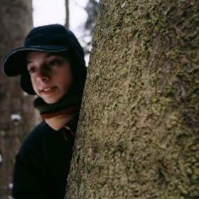 Sen o svobodném "přírodním" prostoru však bere rychle za své, když postarší soused jejich syna Františka obviní z toho, že mu kamenem rozbil čelní sklo u auta.