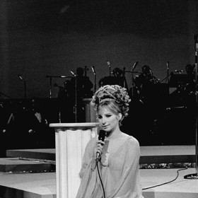 Barbra Joan Streisand je americká zpěvačka, divadelní a filmová herečka, hudební skladatelka, politická aktivistka, filmová producentka a režisérka a filantropka.