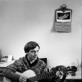 Mnohé jeho písně zlidověly a staly se z nich symboly boje proti totalitní moci.