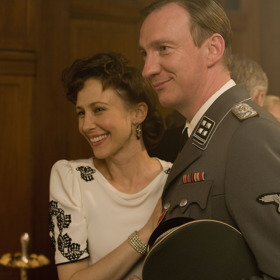 Vera Farmiga je v tomto filmu jedinou americkou herečkou.