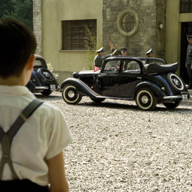 Román Chlapec v pruhovaném pyžamu napsal irský spisovatel John Boyne. Knihu prý napsal za necelé tři dny.