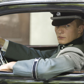 Naprostá většina vojáků, kteří se ve filmu objeví, patří do jednotek SS-Totenkopfverbände. Jejich členové byli známí tím, že strážili koncentrační tábory.