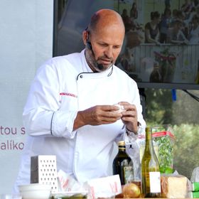 Po vyučení nastoupil do pražského hotelu Stop.