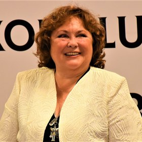 Naďa Konvalinková je česká divadelní i filmová herečka a bývalá manželka komika Oldřicha Kaisera.