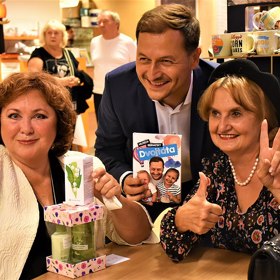 K divadlu se dostala poprvé při studiu na Gymnáziu Jana Nerudy v Hellichově ulici v Praze. Na lidové škole umění se pak připravovala na přijímací zkoušky na DAMU.