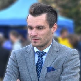 Leoš Mareš je český moderátor u rádia Evropy 2, herec a zpěvák.