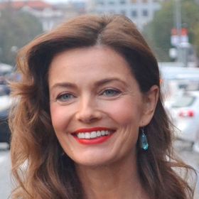 Po rozvodu rodičů žila v chudobě až v roce 1980 poslala kamarádka její fotografie do modelingové agentury.