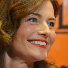 Její výška 180 cm a míry 86–57–89 jí vynesly kontrakt v Paříži. V roce 1983 se odstěhovala do Spojených států.