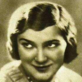 Její rodina pocházela z Českomoravské vrchoviny, ona však žila a studovala v Praze. Již v době svých studií hostovala v roce 1928 v Osvobozeném divadle a později hrála v Národním divadle.