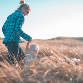 Rodič, resp. ego ve stavu rodiče může být také podporující a pečující, někdy bohužel až příliš. Žádný dospělý se zdravou psychikou se ve vztahu nebo komunikaci s druhým nechce cítit jako dítě.