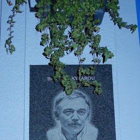 Karel Kryl byl československý písničkář a básník, hlavní představitel československého protikomunistického protestsongu v letech 1963–1989.