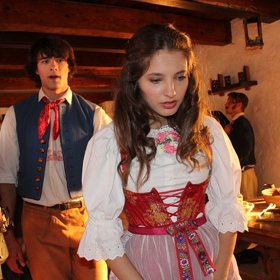 Vypočítavý sedlák totiž chce svoji dceru Haničku provdat za nafoukaného statkáře Kopyta. Hanička však miluje chudého čeledína Jana, kterého jí chamtivý otec nepřeje.