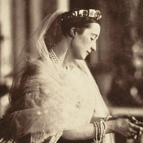 Žárlila ale na četné manželovy milenky a ráda se mu pletla do politiky.