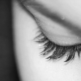 Toužíte po zdravých a hustých řasách? Dopřejte jim péči v podobě domácích masek, kvalitní stravy či pravidelného odličování.