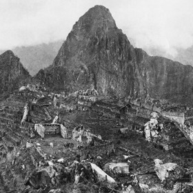 Legendární Machu Picchu byly objeveny 24. července 1911 americkým archeologem Hiramem Binghamem. Toto má být jedna z prvních fotografií po objevu.
