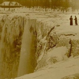 Niagarské vodopády se staly vyhledávanou turistickou atrakcí během 19. století. V březnu 1848 na dva dny vyschly, když proud zablokoval led. Na snímku jsou zamrzlé Niagarské vodopády v roce 1911.