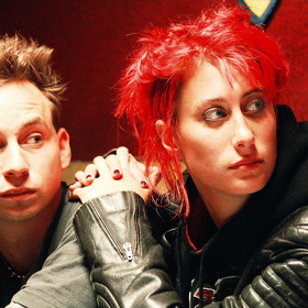 V zahrádkářské kolonii na Libeňském ostrově se počátkem 90. let schází v malé hospůdce U Buddyho parta kamarádů, nepříliš úspěšných, přesto ve svém skromném světě více či méně spokojených outsiderů.