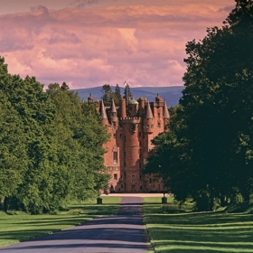 Glamis Castle - I když je známo, že na každém skotském hradě straší, na Glamisu, jako by se sešla strašidla z celého Skotska. Pětimetrové zdi skrývají mnohá tajemství a i dnes jsou místní průvodci ochotni přísahat na to, že v kapli vídají Šedou paní, za dlouhých nocí je zde slyšet zvuk šustících karet, cinkajících peněz a klení, to když jeden z místních hrabat, přezdívaný Berdie, hrál s čertem o svou duši. 