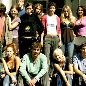 Divák se dostává ze zaběhlých školních paravidel do temného nočního reje, kde sprejeři žijí svůj vysněný život.