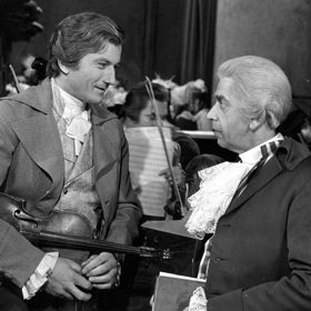 Podle Jiráskova románu byl v roce 1971 natočen seriál s Radoslavem Brzobohatým jako F. L. Věkem.