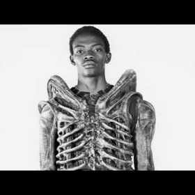 Tak už nemusíte. 210 centimetrů vysoký Nigerijec, Bolaji Badejo.