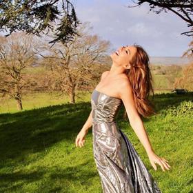 Dosud neznámá přítelkyně slavného herce na sebe strhla veškerou pozornost - právě tento oděv se později zapsal mezi ikonické šaty a Elizabeth Hurley její outfit přinesl velikou slávu.