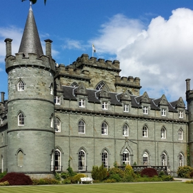 Inveraray Castle - V zámku se nachází sbírka porcelánu nevyčíslitelné hodnoty, také stříbra a například asi 1300 kusů výzbroje, včetně skotských mečů z 18. století, seker Lochaber a mušket Brown Bess. Součástí areálu je nádherně udržovaná zahrada.