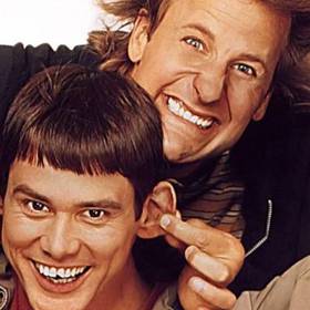  Jeho nerozlučný kamarád Harry Dunne řídí pro změnu auto psího kadeřnictví, upravené do podoby psí hlavy. Jejich poměrně poklidný život dozná dramatických změn, když oba přijdou o práci. 