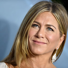 Jennifer Aniston by hádal 51 let asi málokdo. Jejím tajemstvím je nejen důsledná péče o pleť, ale také zdravá strava, pravidelné cvičení jógy a meditace.