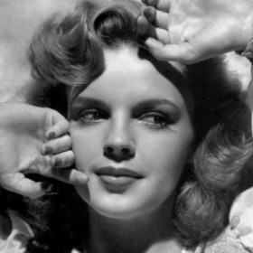 Aby zachovali její dětský vzhled, musela nosit silně upnuté korzety, které zakrývaly její přirozený vývoj. 