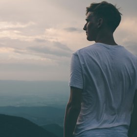 Najít sebevědomí a stát se dospělým, vědomým a nezávislým mužem lze realizovat prostřednictvím návratu do minulosti a odhalením programů skrytých hluboko v nevědomí. S tím zpravidla dokáže pomoct terapeut nebo zkušený kouč.