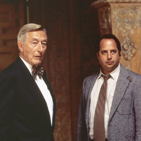 Mistr filmové parodie David Zuzker si tentokrát vzal na mušku snímky ze školního prostředí jako jsou Nebezpečné myšlenky, pomáda a dokonce i klasická Džungle před tabulí. 