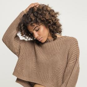 Proč naopak nesáhnout po kratším oversized svetru? Máte-li ploché bříško, nechte ho v tomto svetru krásně vyniknout. 